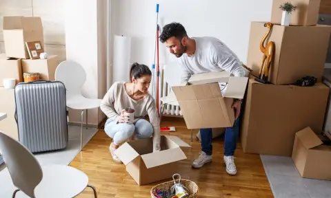 move-out-cleaning-service-couple-packing